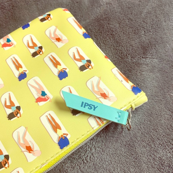 Ipsy bag free with a purchase!! - Picture 1 of 3